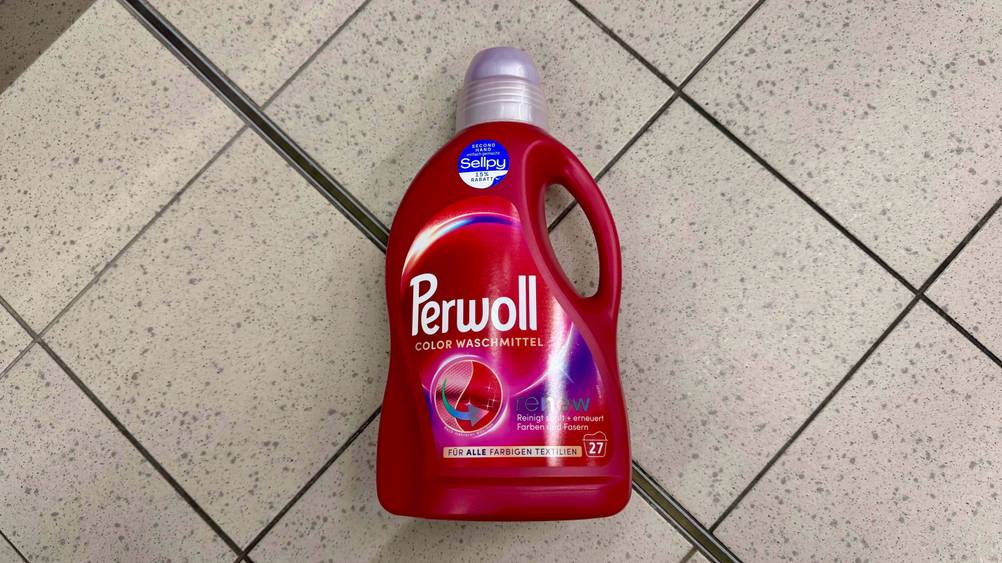 Eine Flasche des getesteten Perwoll-Flüssigwaschmittels liegt auf dem Boden.