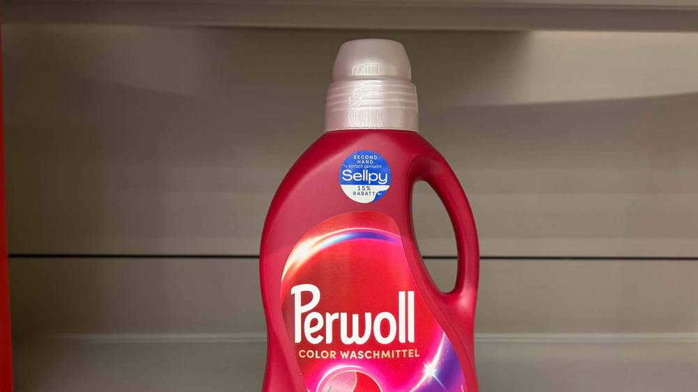 Perwoll-Flüssigwaschmittel getestet: Nahaufnahme der Verpackung mit Logo und Artikelbezeichnung.