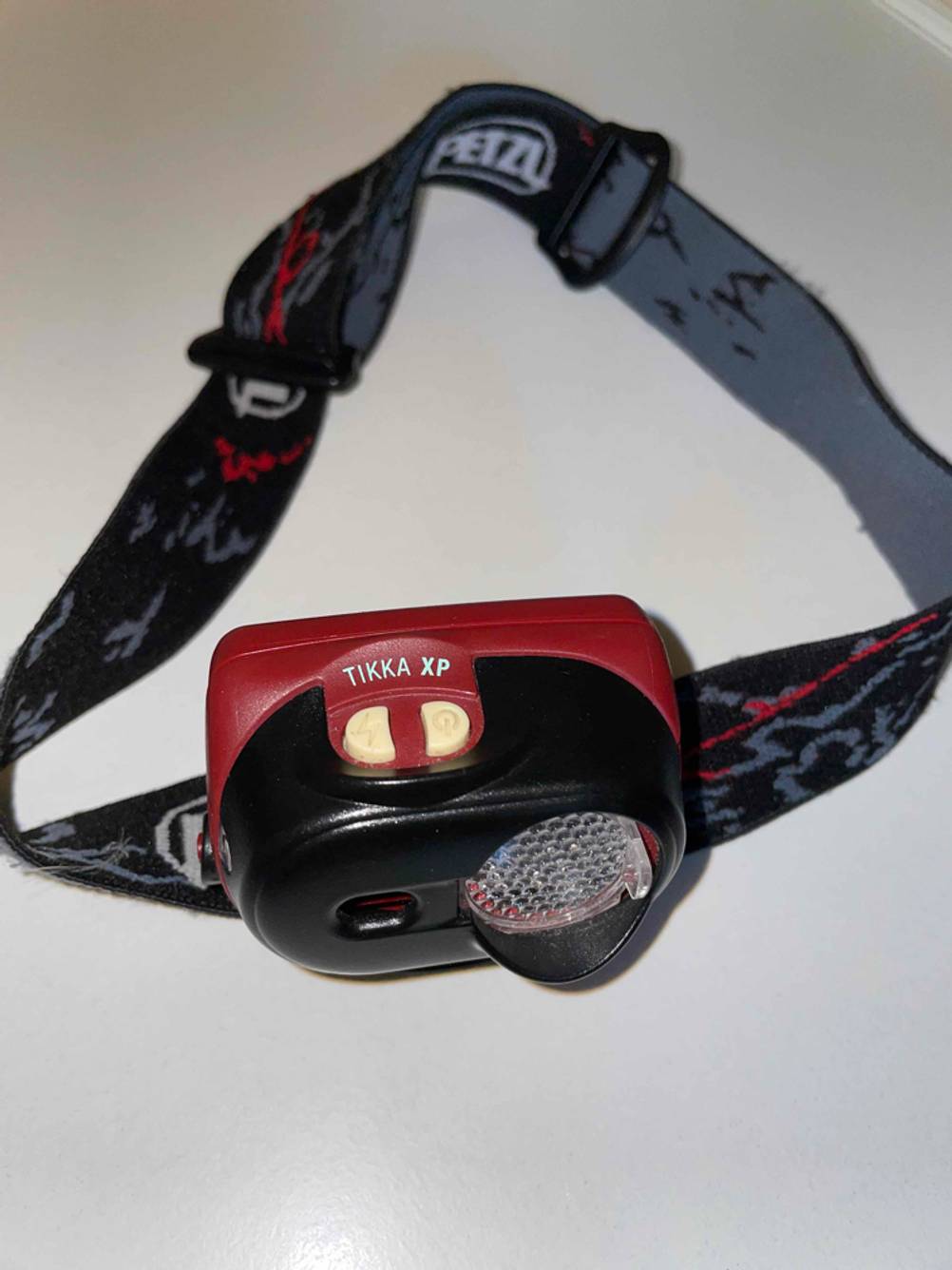 Petzl-Stirnlampe getestet: Ein Gerät von oben mit den Bedienelementen.