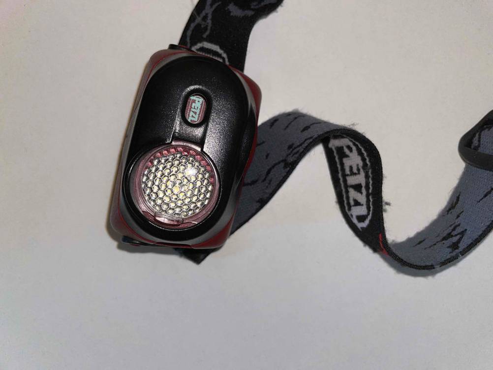 Petzl-Stirnlampen-Test: Nahaufnahme der Leuchtioden einer getesteten Petzl-Stirnlampe.