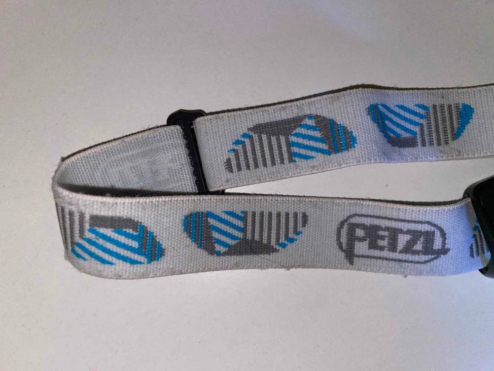 Petzl-Stirnlampe getestet: Detailaufnahme des Stirnbandes.