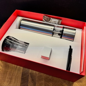 Geöffnete Verpackung mit der Pfeffermühle Peugeot 27162