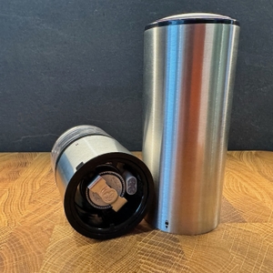 Stehende Pfeffermühle und Unterteil mit Mahlwerk-Ansicht liegend