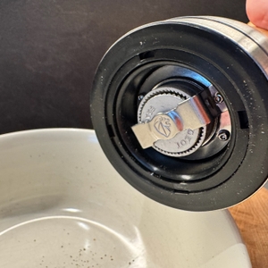 Unterseite der Peugeot Madras nach dem Mahlen von Pfefferkörnern