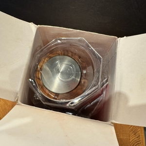 Geöffneter Karton der Peugeot Madras