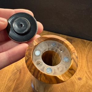 Magnet-Unterseite bei der Peugeot Madras