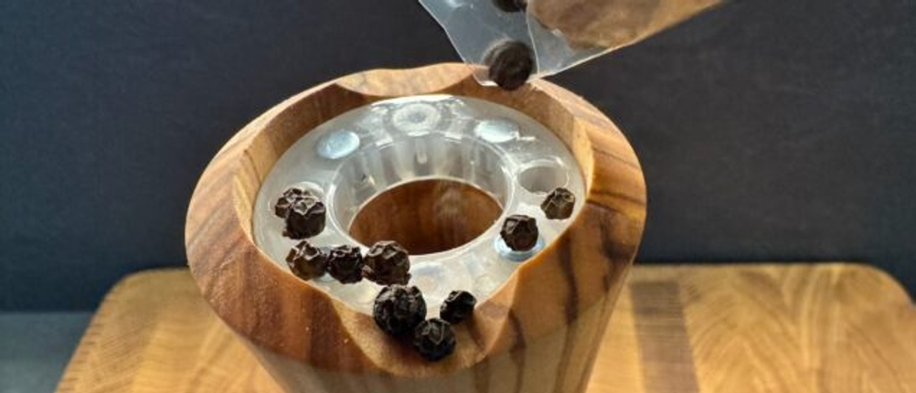 Pfefferkörner einfüllen in die Peugeot Madras