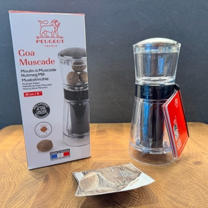 Peugeot-Muskatmühle Goa, Karton und Muskatnuss auf einem Brett