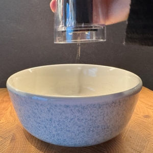 Muskatnuss mahlen in eine Schale mit der Peugeot-Muskatmühle Goa