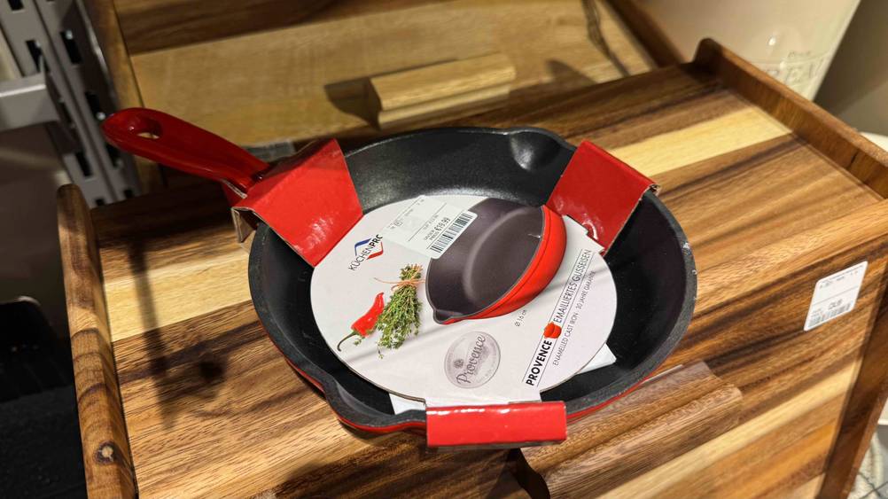 Die getestete Pfanne 16 cm auf einem Holzregal stehend.