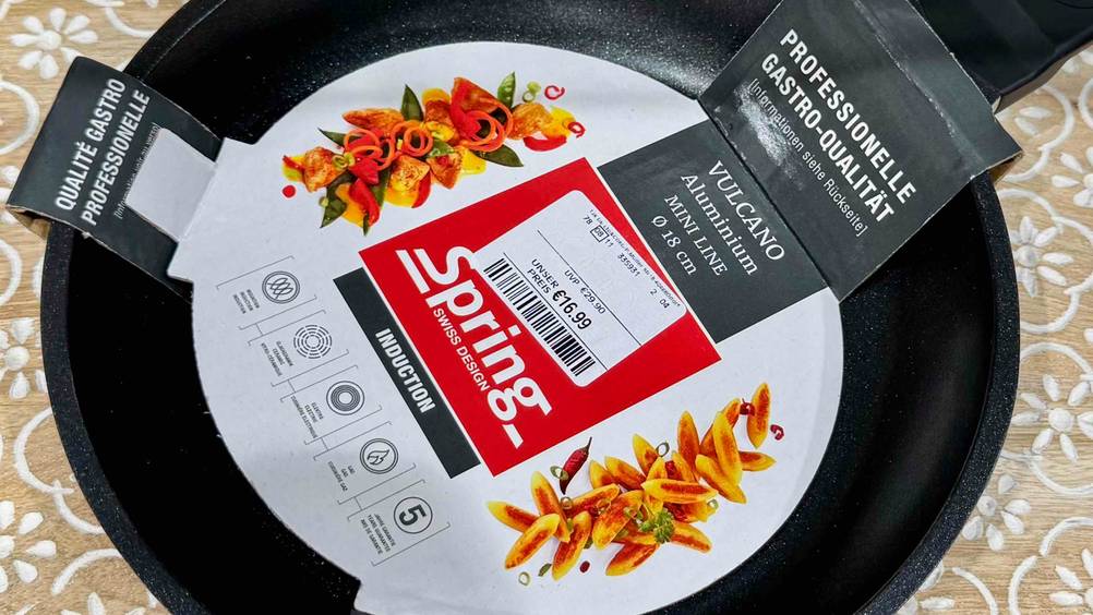 Pfanne 18 cm getestet: Nahaufnahme des Labels im Inneren.