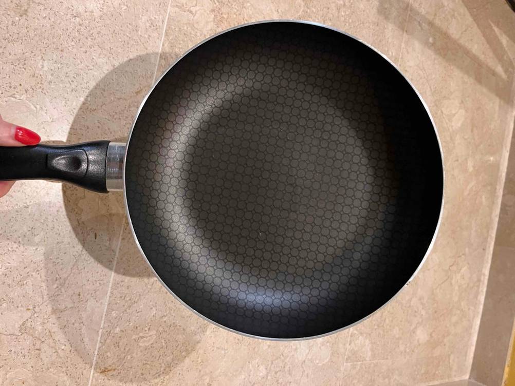 Pfanne mit 24 cm Durchmesser im Test: Auf dem Küchentisch befindet sich eine beschichtete Pfanne mit 24 cm Durchmesser.
