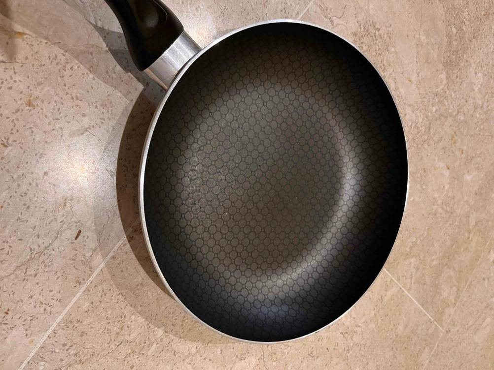 Pfanne mit 24 cm Durchmesser im Test: Beschichtete Pfanne mit 24 cm Durchmesser liegt auf einem Tisch.