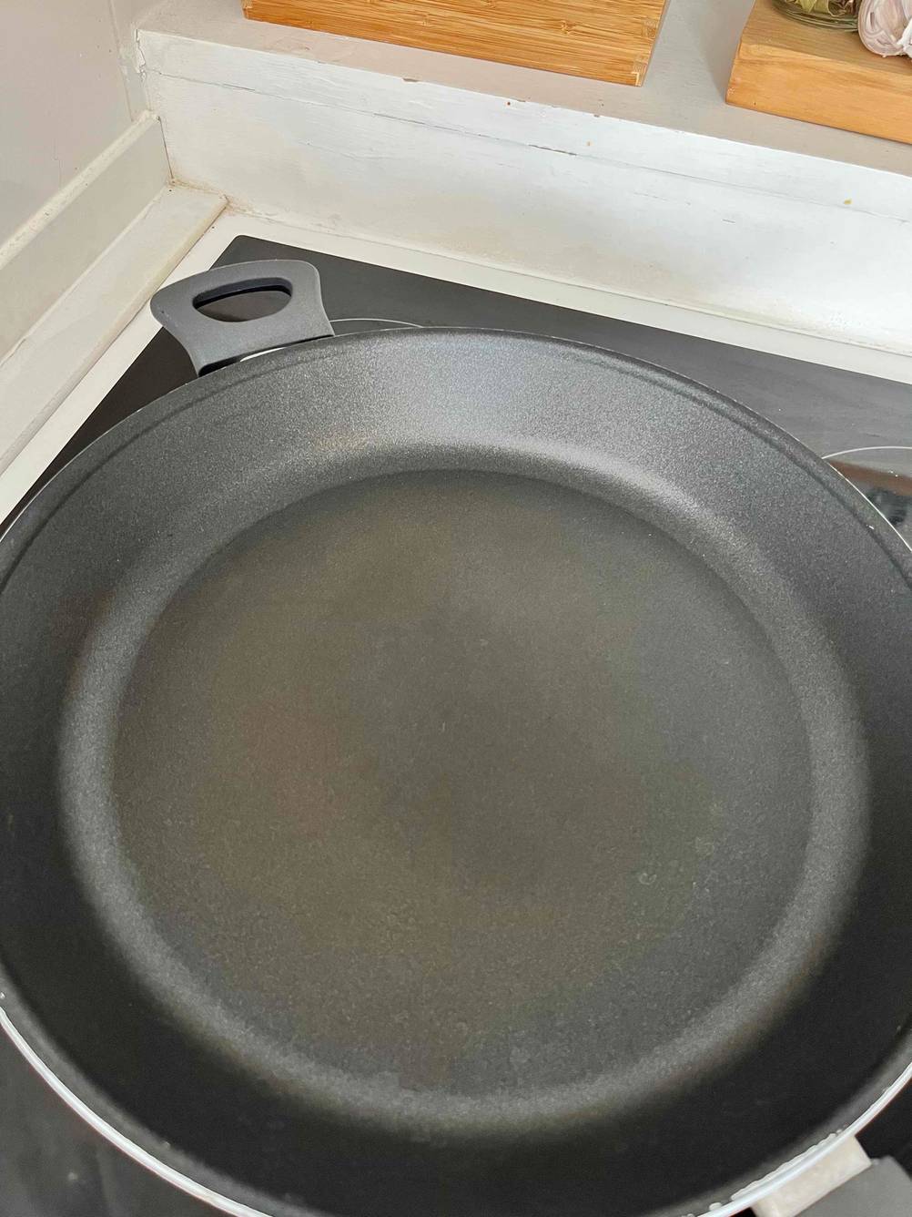 Pfanne 30 cm im Test: Nahaufnahme der Beschichtung.
