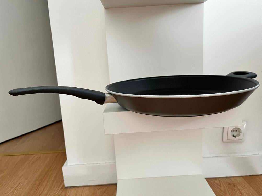 Pfanne 30 cm getestet: Seitenansicht einer Pfanne auf einem Regal stehend.