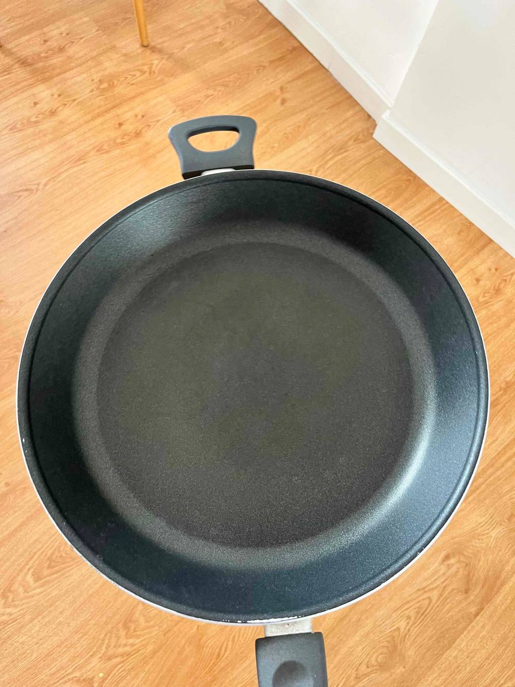 Eine getestete Pfanne 30 cm über einem Holzboden.