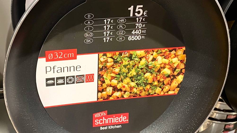 Nahaufnahme des Labels auf der Innenfläche der getesteten Pfanne 32 cm.