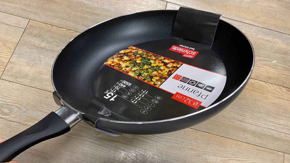 Auf dem Boden befindet sich eine getestete Pfanne mit einem Durchmesser von 32 cm. 