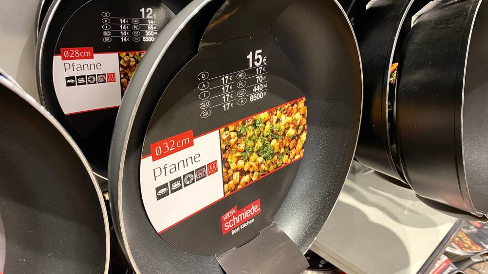 In den Geschäftsregalen befindet eine getestete Pfanne mit einem Durchmesser von 32 cm. 