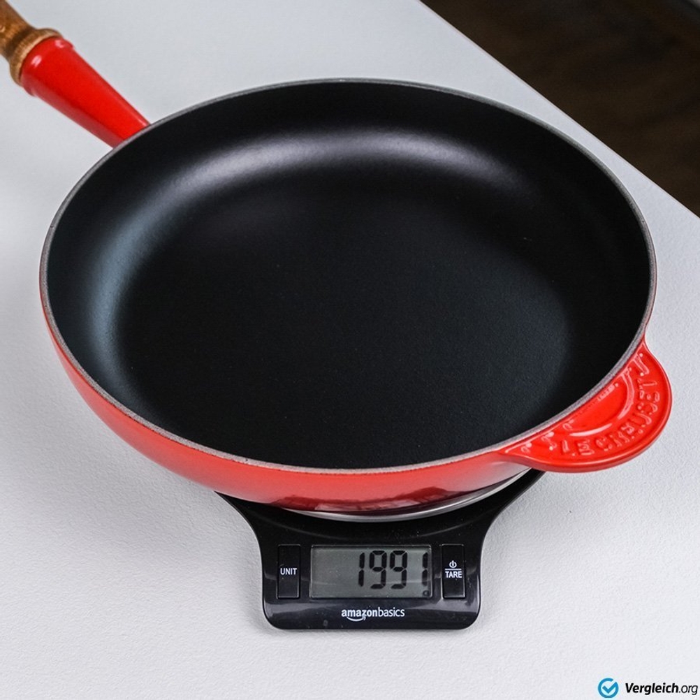 Pfannen-Test: Eine rote Pfanne aus Gusseisen steht auf einer Küchenwaage.
