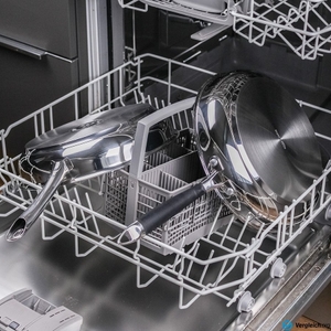 Pfannen-Test: Mehrere Edelstahlpfannen stehen in einer geöffneten Spülmaschine.