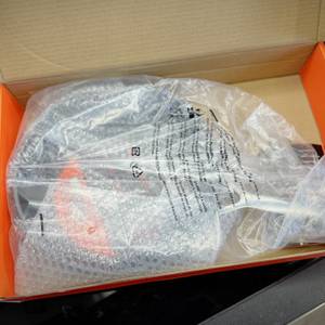 Die getestete Pfanne von Le Creuset wird ausgepackt.