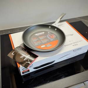 Die getestete Pfanne von Le Creuset steht zusammen mit der Gebrauchsanleitung auf der Verpackung.