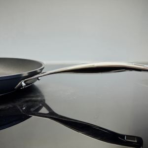 Detailansicht des Stiels der getesteten Pfanne von Le Creuset.