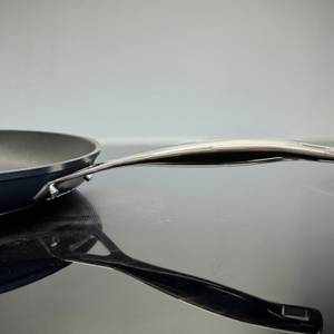Detailansicht des Stiels der getesteten Pfanne von Le Creuset.