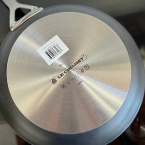 Die getestete Pfanne von Le Creuset liegt falsch herum auf einem Kochfeld.