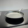 Pfannen-Test: Die getestete Pfanne von LE Creuset steht auf einer Kochfläche.