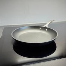 Pfannen-Test: Die getestete Pfanne von LE Creuset steht auf einer Kochfläche.