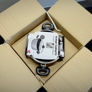 Der getestete Kochtopf von Stoneline wird ausgepackt.