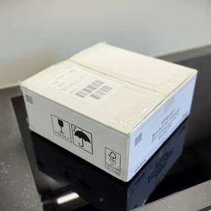 Die Verpackung des getesteten Kochtopfs von Stoneline steht auf einem Kochfeld.