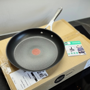 Die getestete Pfanne von Tefal steht zusammen mit einer Gebrauchsanleitung auf der Verpackung.