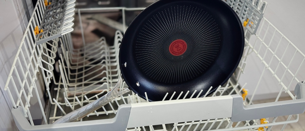 Die getestete Pfanne von Tefal steht in einer offenen Spülmaschine.