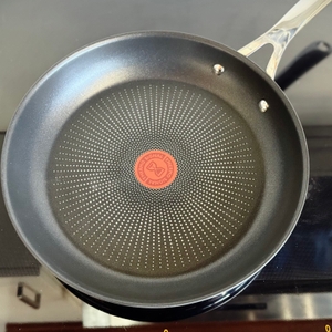 Pfannen-Test: Die getestete Pfanne von Tefal steht auf einem Kochfeld.