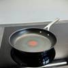 Pfannen-Test: Die getestete Pfanne von Tefal steht auf einer Kochfläche.