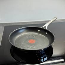 Pfannen-Test: Die getestete Pfanne von Tefal steht auf einer Kochfläche.