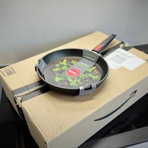 Die getestete Pfanne von Woll steht auf einem Karton von Amazon.