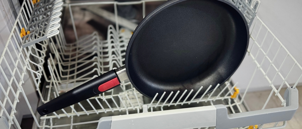 Die getestete Pfanne von Woll steht in einer geöffneten Spülmaschine.