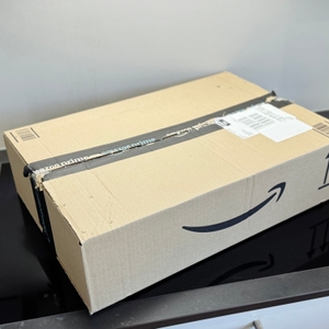 Pfannen-Test: Ein Karton von Amazon steht auf einem Kochfeld.
