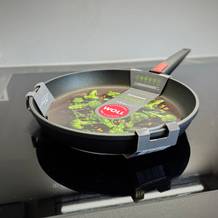 Pfannen-Test: Die getestete Pfanne von Woll steht auf einer Kochfläche.