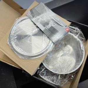 Der getestete Kochtopf von Zwilling wird ausgepackt.