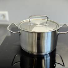 Der getestete Kochtopf von Zwilling steht auf einem Kochfeld.