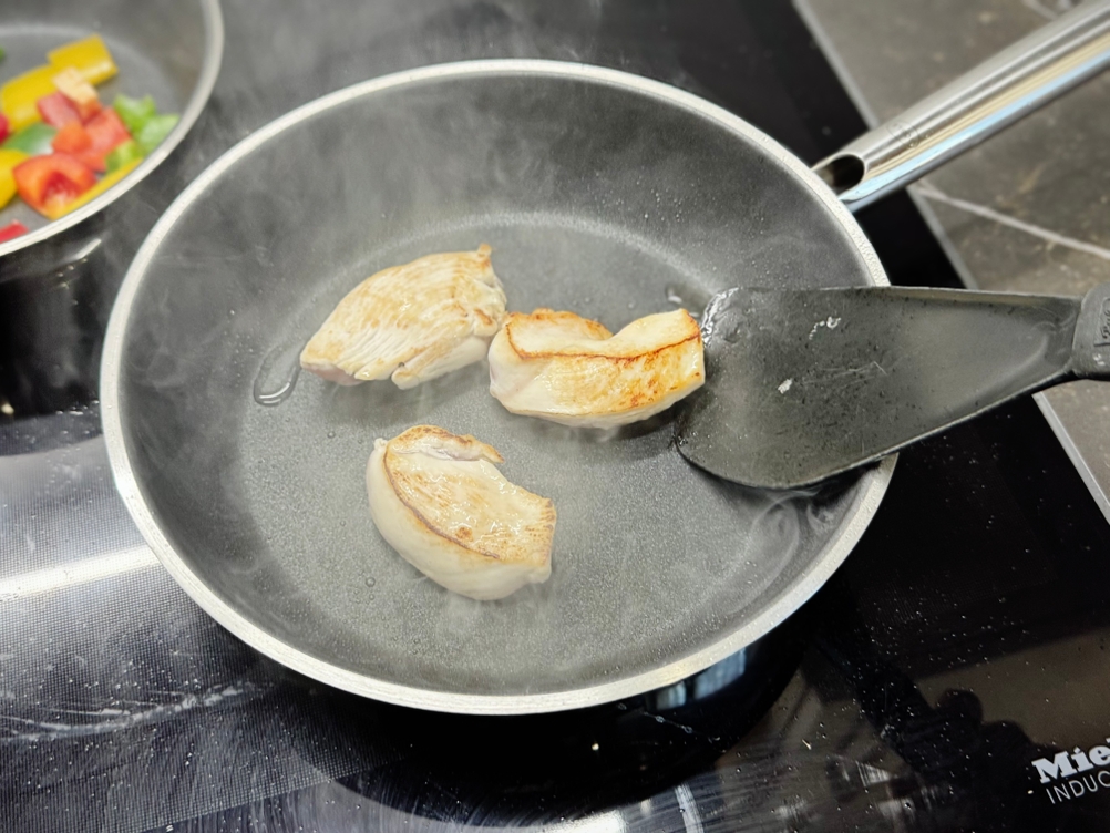 In einer Pfanne aus dem getesteten Pfannenset wird Fleisch angebraten.
