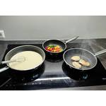 Pfannenset-Test: Mehrere Pfannen stehen auf einem Kochfeld.