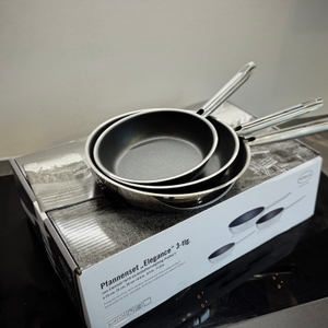 Die drei Pfannen des getesteten Pfannensets von Rösle stehen auf der Verpackung.