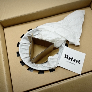 Das getestete Tefal-Pfannenset wird ausgepackt.