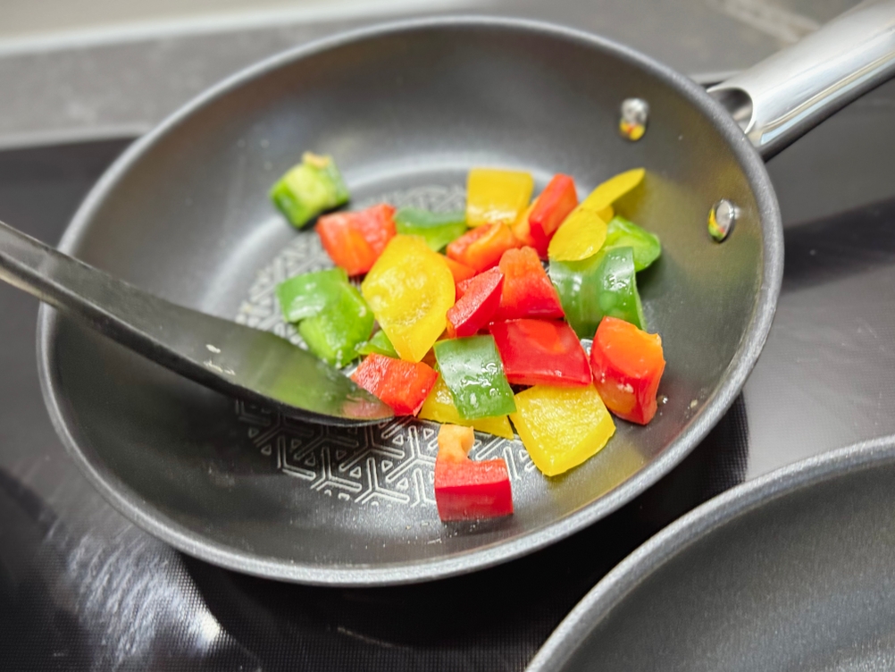 Pfannenset-Test: In einer kleinen Pfanne wird Gemüse angebraten.